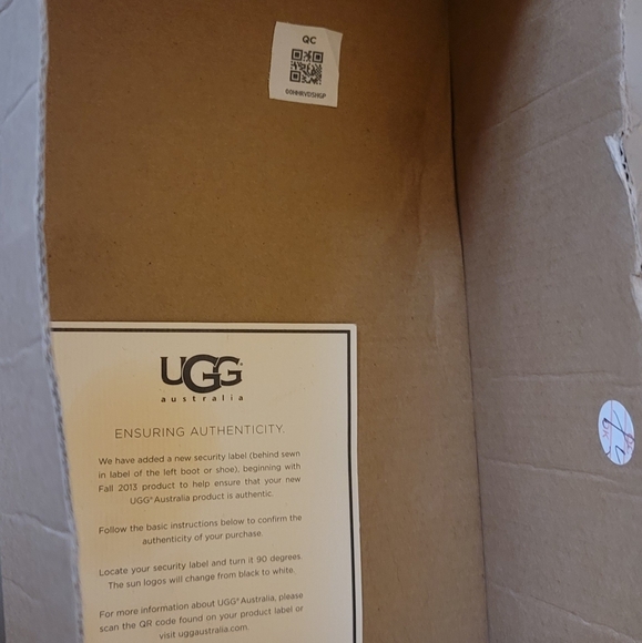 Ugg Dakota Moccasins - Picture 16 of 16